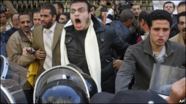 Massa demonstran Mesir nekat menghadapi polisi antihuruhara di Kairo