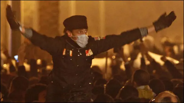 Banyak demonstran mencoba bertahan di pusat Kairo hingga Selasa malam