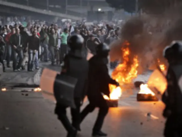 Manifestantes egípcios enfrentam a polícia