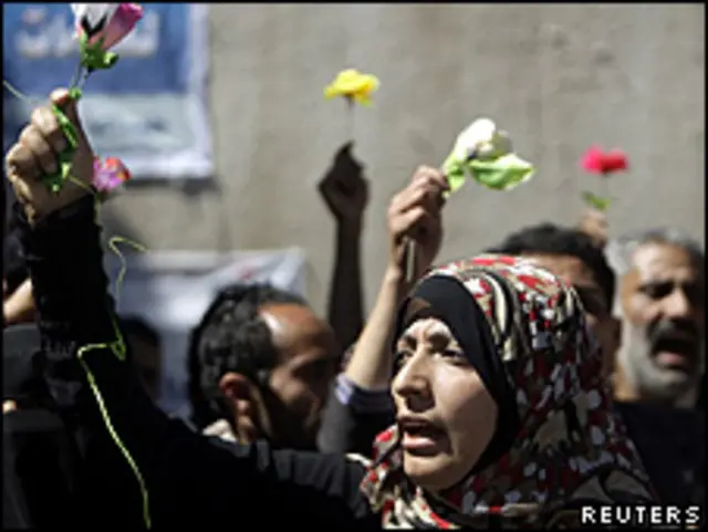 Ativista Tawakul Karman participa de protesto em Sanaa (Reuters)