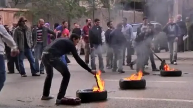 Sebagian demonstran nekat melanjutkan aksi di jalan-jalan meski berisiko diberangus aparat