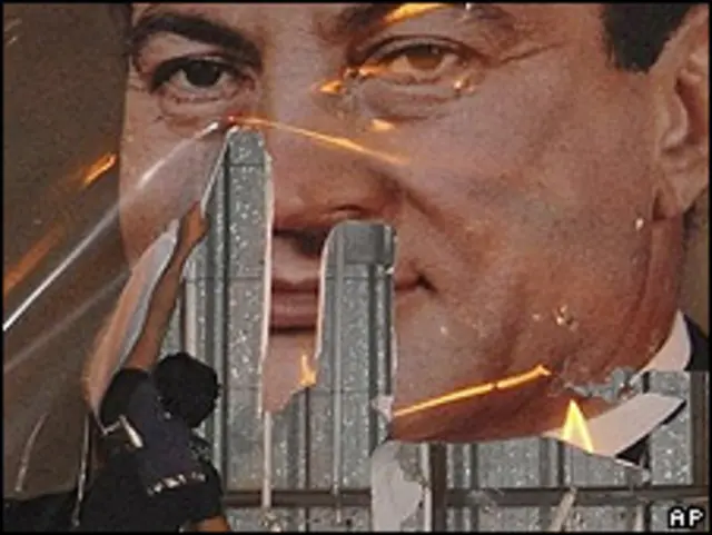 Manifestante tenta arrancar poster de Mubarak em Alexandria