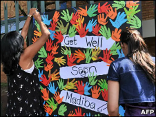Warga menulis ucapan cepat sembuh untuk Mandela