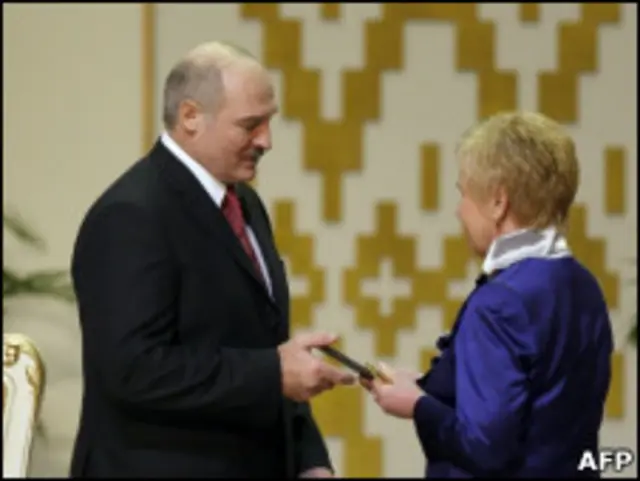 Александр Лукашенко и глава ЦИК Белоруссии Лидия Ермошина