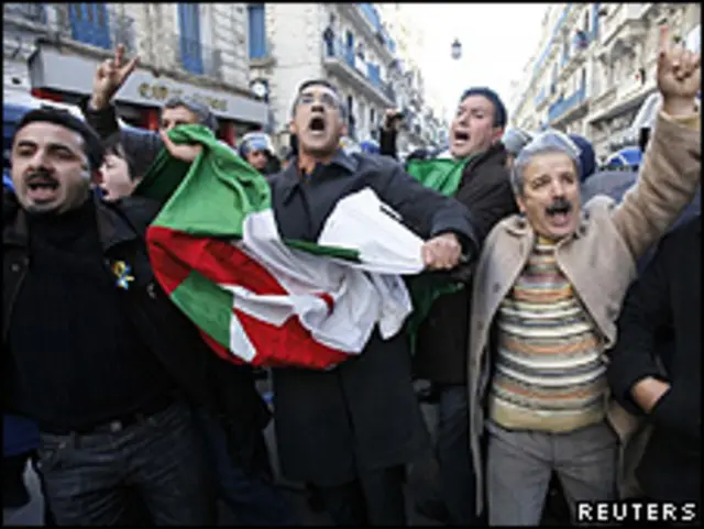 Manifestantes na Argélia