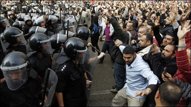 Polisi bentrok dengan demonstran di Kairo
