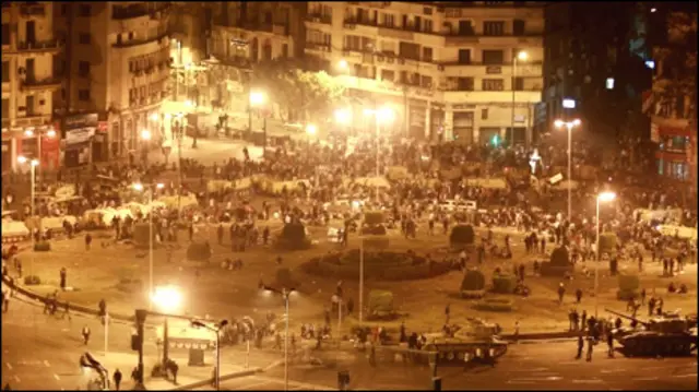 Warga Kairo mengabaikan larangan keluar