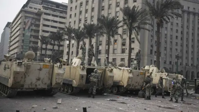 جمعہ کی رات کو فوج مختلف شہروں میں آ گئی تھی