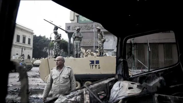 فوج کا مظاہرین نے استقبال کیا تھا