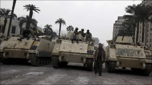 فوج نے شہر کے مختلف حساس مقامات کو اپنے گھیرے میں لے لیا تھا