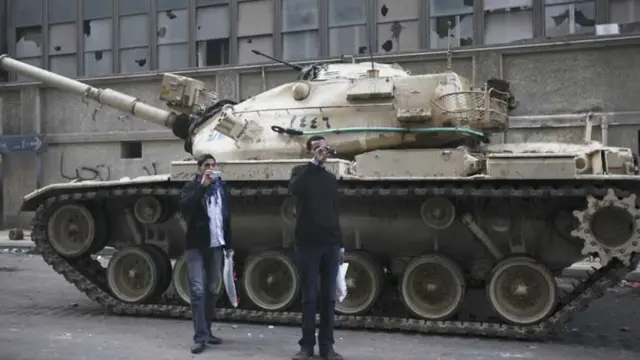 لوگ فوج کے آنے پر خوش ہوئے اور انھوں نے ٹینکوں پر چھڑ کر فوجیوں سے ہاتھ ملائے