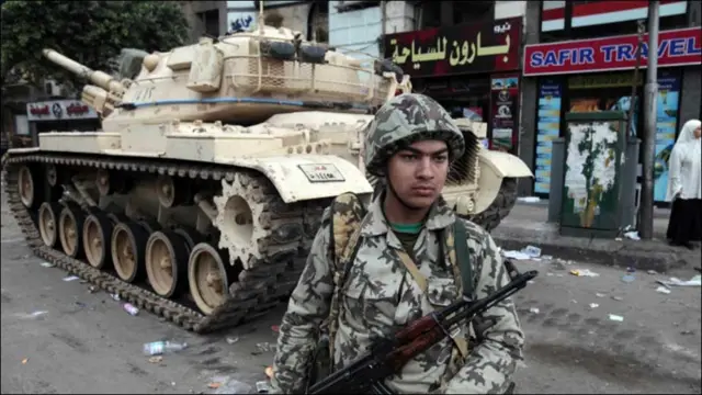 مبصرین کا کہنا ہے کہ حسنی مبارک کا مستقبل اب فوج کے ہاتھ میں ہے