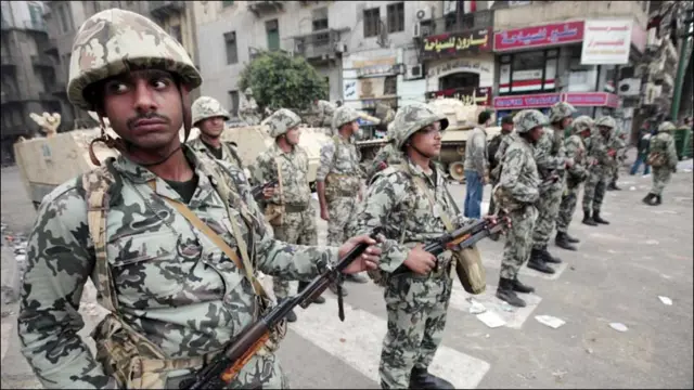 صدر حسنی مبارک نے جمعہ کو احتجاج کے بعد کابینہ کو فارغ کرنے کا اعلان کیا