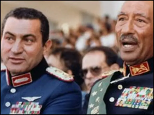 Hosni Mubarak đứng cạnh Tổng thống Anwar Sadat
