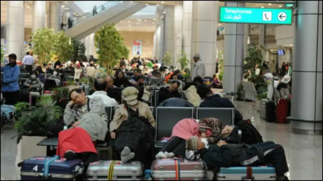 Ribuan turis terlantar di bandara Kairo