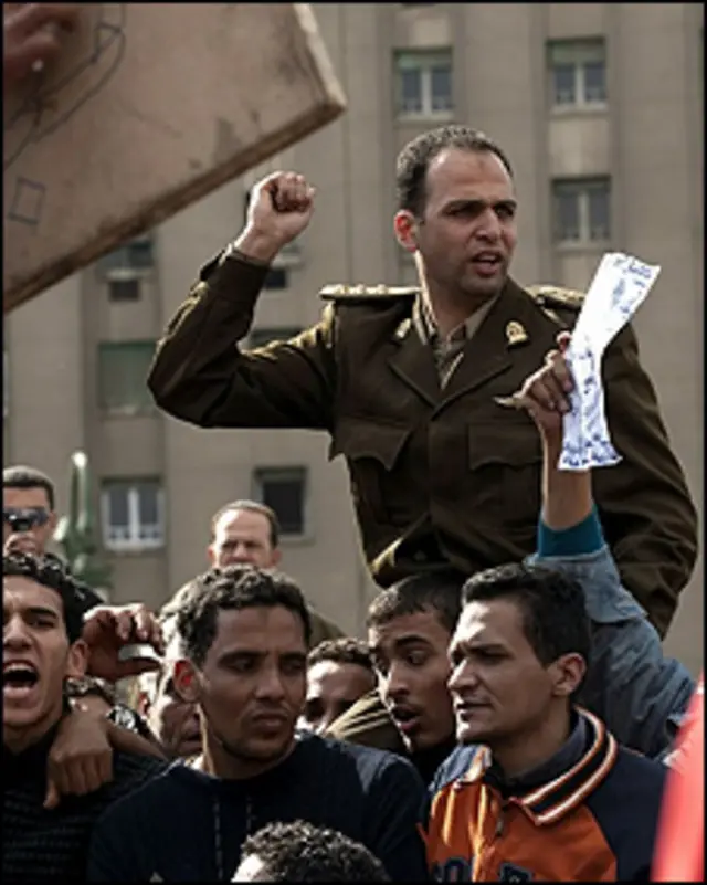 Một sỹ quan được người biểu tình công kênh