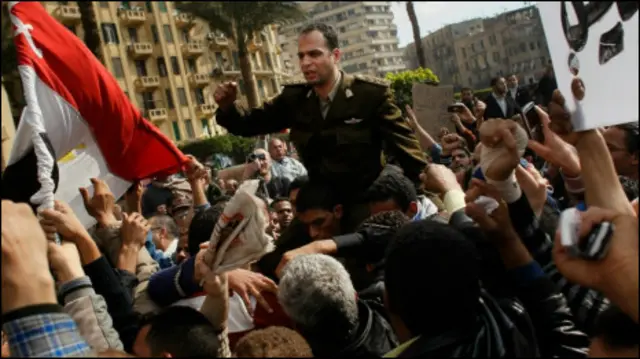 Seorang tentara diusung di Kairo