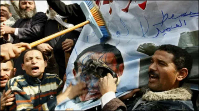 Poster Mubarak ditempeli sepatu