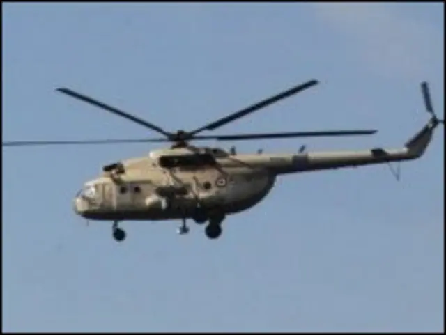 Helikopter militer terbang di atas Lapangan Merdeka