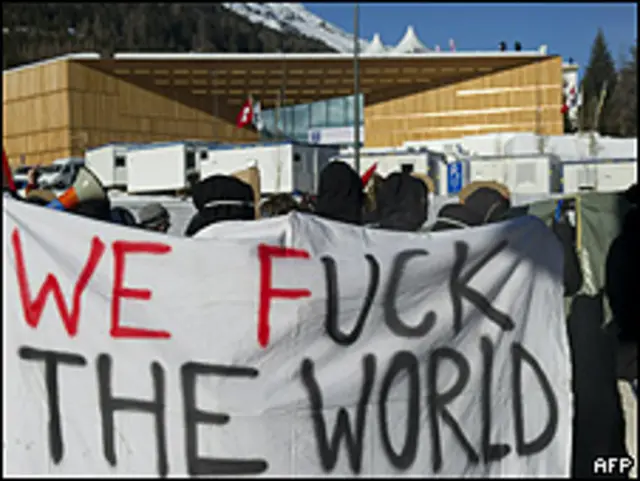Manifestantes con pancarta