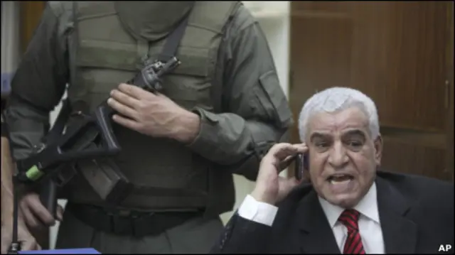 يوصف حواس بانه "إنديانا جونز" مصر. 