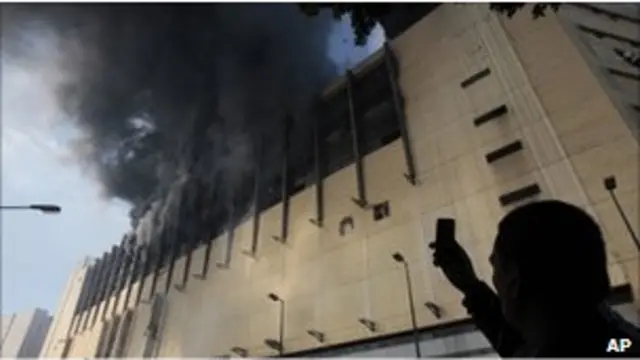 مصري يستخدم جهاز الهاتف المحمول