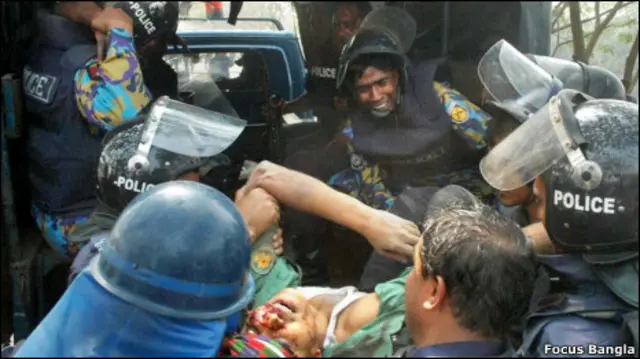 গুরুতর আহত সাব ইন্সপেক্টর মতিউর রহমানকে হাসপাতালে নিয়ে যাচ্ছে তাঁর সহকর্মীরা