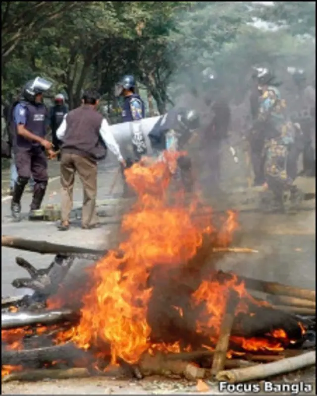 লাঠি-সোটার স্তুপে আগুন