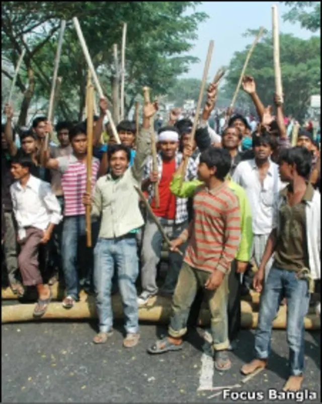 সড়ক অবরোধকারীরা লাঠি-সোটা নিয়ে রাস্তায়