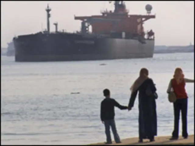 مصر کے سرکاری ذرائع ابلاغ کی طرف سے مستقل یہ بات دہرانے کے باوجود کہ سوئز کنال میں آمد و رفت متاثر نہیں ہوگی