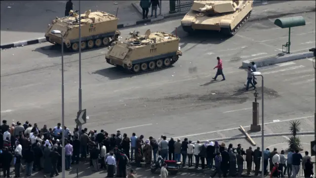 Militer dan pengunjuk rasa