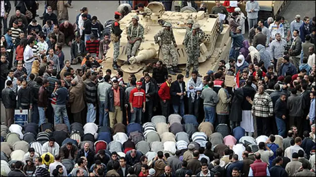 Xe tăng đậu quanh quảng trường Tahrir từ mấy ngày qua, nhưng binh lính tỏ thái độ thân thiện và không cản trở người biểu tình.