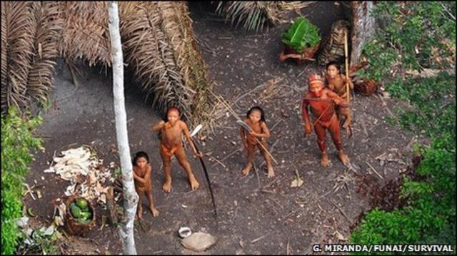 Грязные амазонки с индейцами трахали на улице белокожих людей