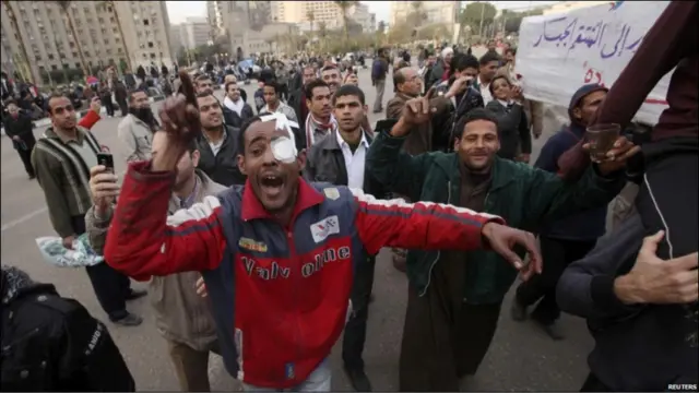 Banyak warga memilih berjalan kaki untuk mencapai Lapangan Tahrir yang berada di pusat kota Kairo.