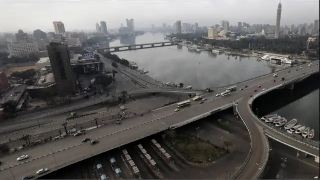 Aparat keamanan menyatakan semua jalur darat dan layanan angkutan ke Kairo telah diputus.