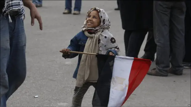banyak anak dibawa orangtua mereka ke ajang demonstrasi politik di Kairo. 