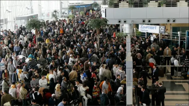 Suasana simpang siur menyeruak di bandara internasional Kairo, sebab banyak warga Mesir dan asing berusaha terbang ke luar negeri.