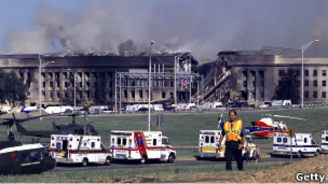 Tòa Tháp đôi tại New York bốc cháy