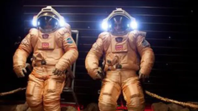 Участники эксперимента в скафандрах