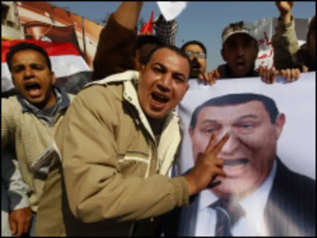 Hosni Mubarak enggan mundur karena masih memiliki cukup dukungan.