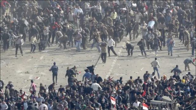 Massa pro- dan anti-Mubarak terlibat dalam bentrok massal di Lapangan Tahrir, Kairo dan sekitarnya. Sekitar 2.000 warga anti-Mubarak berada di dalam lapangan ketika insiden mulai pecah.