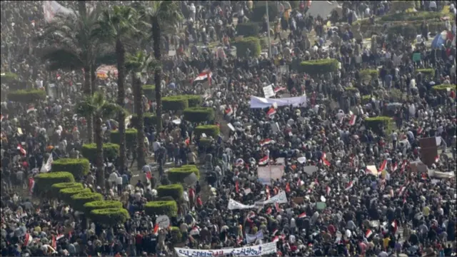 Bentrokan fisik massal kemudian pecah antara massa kedua kubu yang berseberangan di Lapangan Tahrir.
