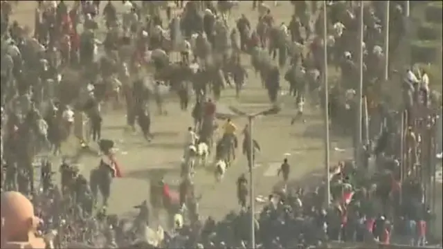 Kkawanan pria menunggang kuda dan unta terlihat menyerbu ke massa anti-Mubarak.