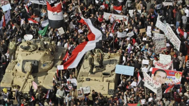 Massa pro-Mubarak berarak di Kairo sebelum merangsek ke Lapangan Tahrir