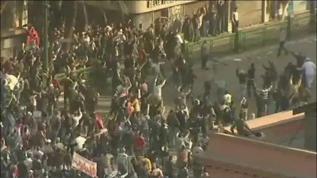 Massa kedua kubu yang berseberangan kemudian terlibat dalam baku pukul dan lempar di Lapangan Tahrir dan jalan-jalan di sekitarnya.