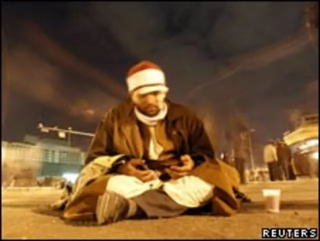 開羅解放廣場上一名反對派示威者祈禱（02/02/2011）