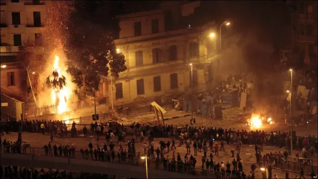 穆巴拉克的支持者（下部）和反政府示威者（右上）在開羅市中心的解放廣場對峙（03/02/2011）