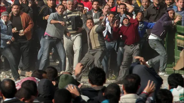 穆巴拉克的支持者（正面）與反政府示威者（02/02/2011）