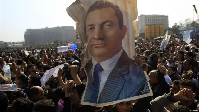 穆巴拉克支持者舉著穆巴拉克的大幅照片遊行（02/02/2011）