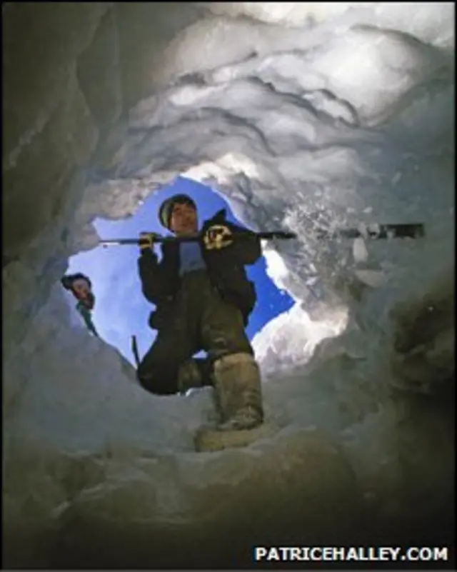 Esquimó abre entrada para caverna no gelo